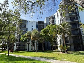 Building Photo - 3301 N Country Club Dr
