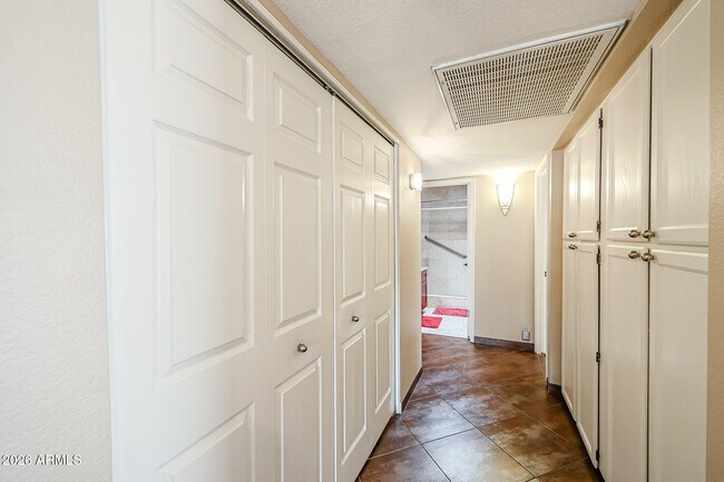 Building Photo - 7720 N Pinesview Dr