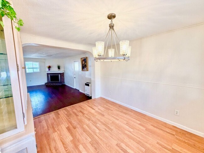 Building Photo - Del Mar Brick Ranch