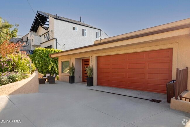 Building Photo - 5293 Calatrana Dr