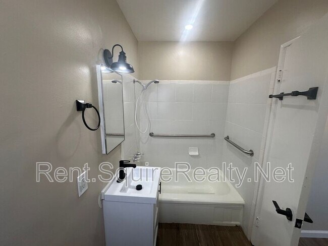 Building Photo - 251 W 9th St