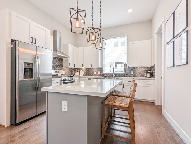 Building Photo - 1114 W 15th 1/2 St