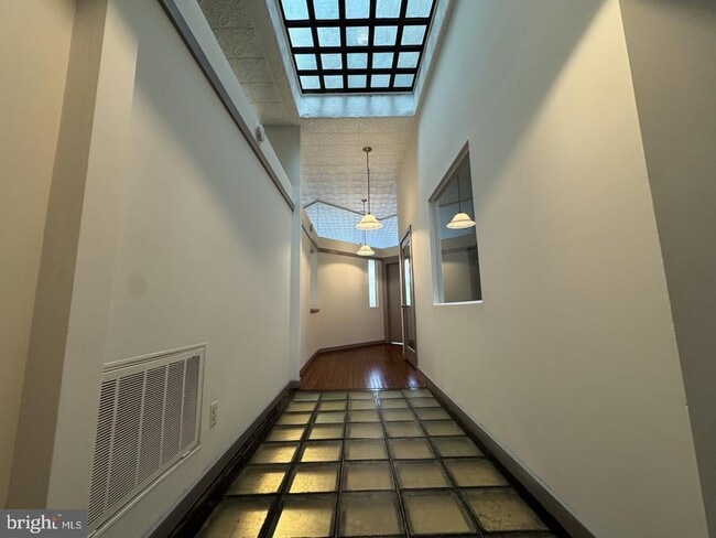 Building Photo - 328 S Broadway