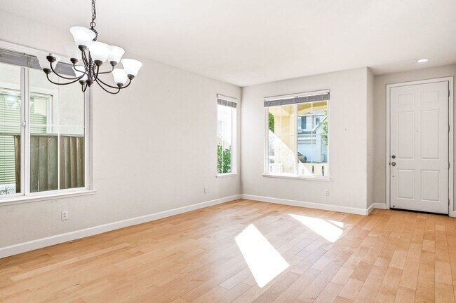 Building Photo - Beautiful single 4 Bed, 2.5 Bath Family Home in Quiet Neighborhood!