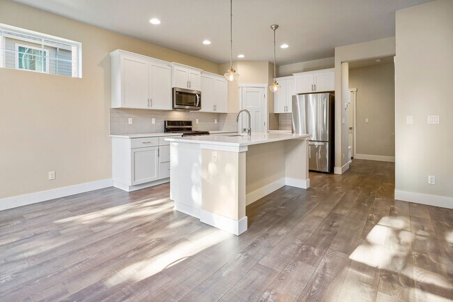 Building Photo - Stunning 3BD/3BATH Home in the Heart of Hi...