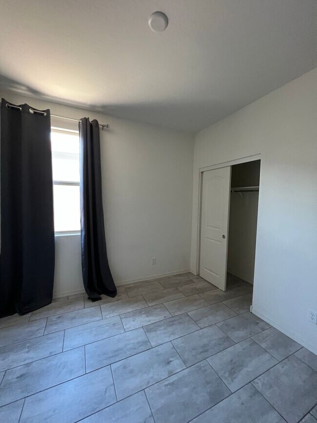 Building Photo - 5407 S 18th Pl