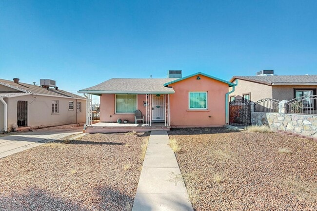 Building Photo - Charming 3 bedroom, 2 bath home in Central El Paso! Special No admin fee, $29 application fee!