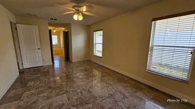 Building Photo - 3 Bed 2 Bath 2 Car Garage