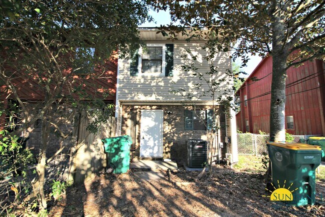 Primary Photo - Nice 2 Bedroom Townhouse in Fort Walton