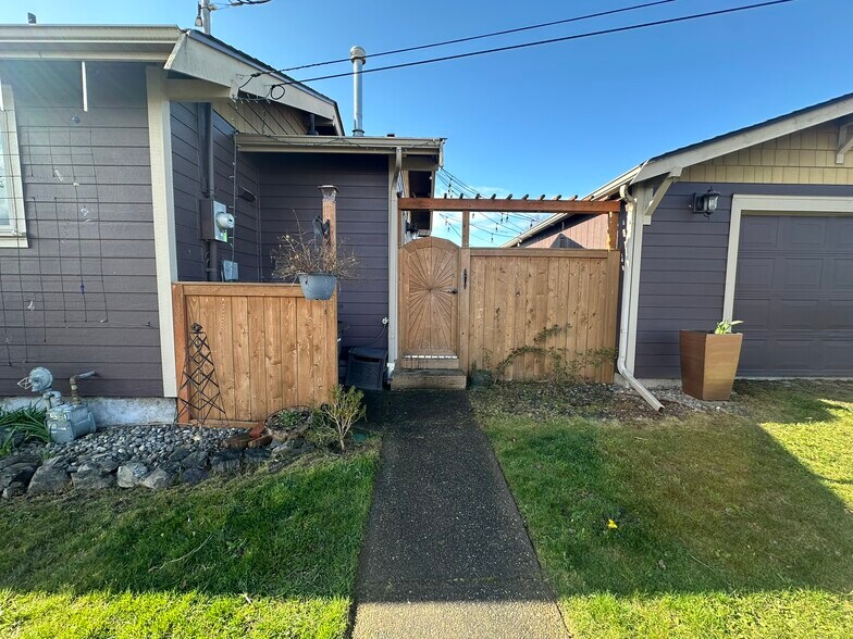 Building Photo - 701 S 59th St