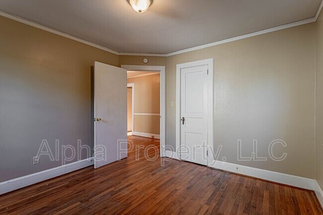 Building Photo - 110 Deoyley Ave
