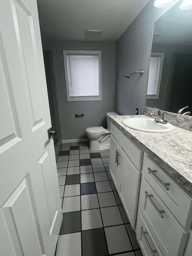 Building Photo - Four Bedroom For Rent!