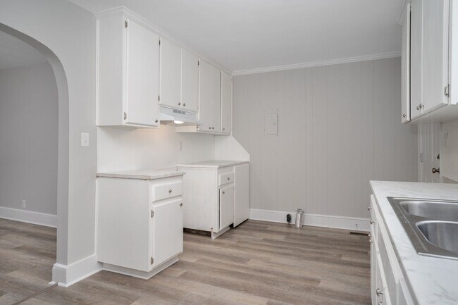 Building Photo - Quiet country living in the middle of it a...