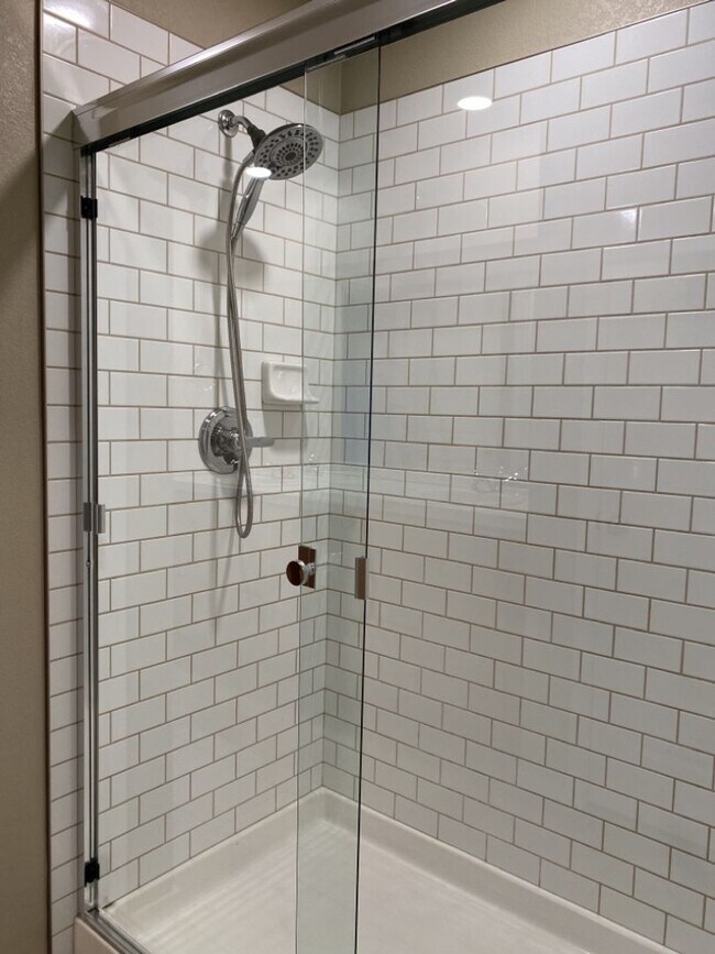 Building Photo - Beautiful Townhome 3-Bedroom / 2.5-Bath Near Walking Trail, Park