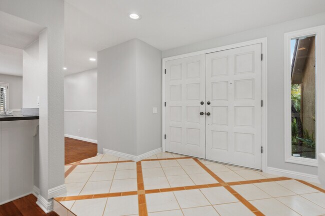 Building Photo - 910 Daisy Ave