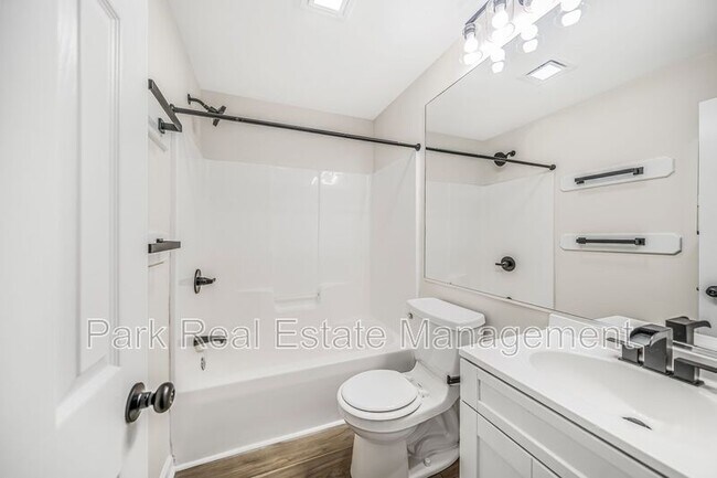 Building Photo - 221 Howell St