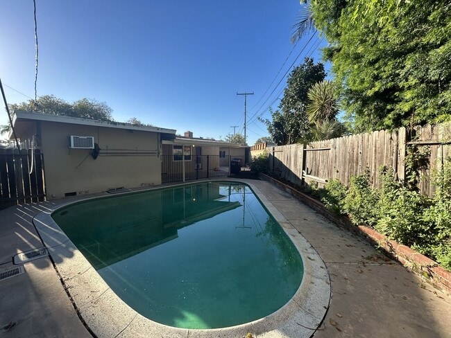 Building Photo - Pool Home! 3 Bed 2 Bath Home With Family Room