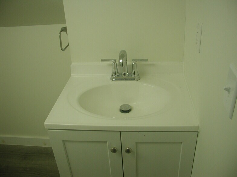 Building Photo - 241 E Ronning Ave