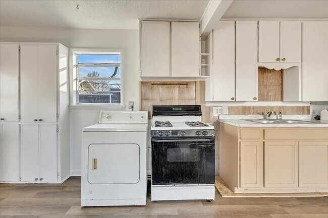 Building Photo - 4504 Drexel Ave