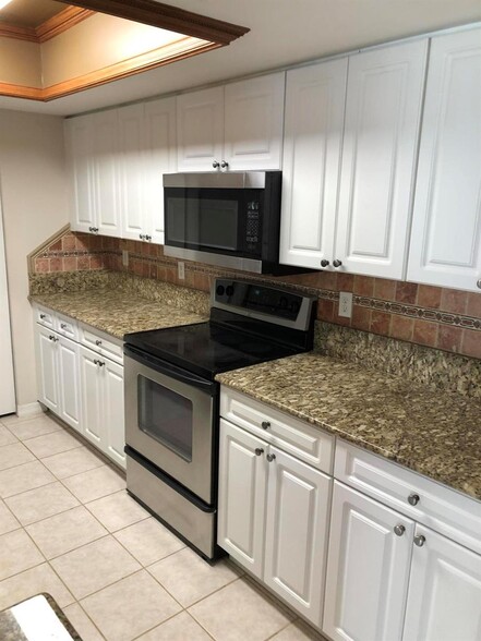 Primary Photo - 1500 Crestwood Ct S