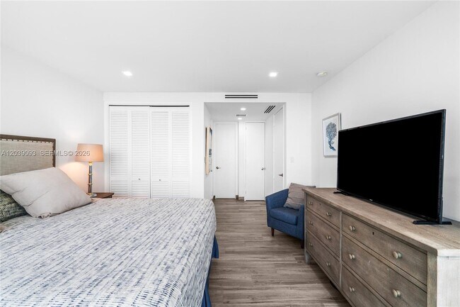 Building Photo - 5055 Collins Ave