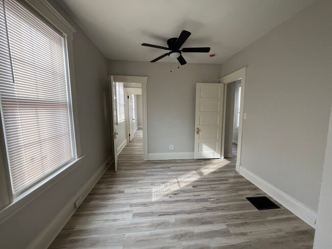 Building Photo - 2 bedroom, plus bonus room!