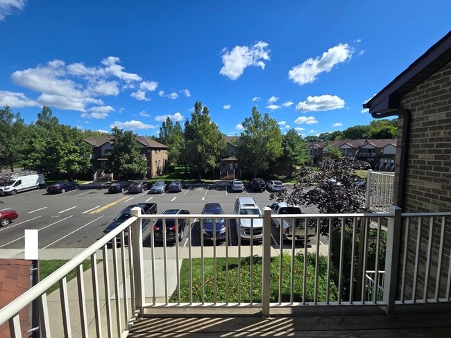 Building Photo - Commuter's delight! Freshly painted, 2-bed...