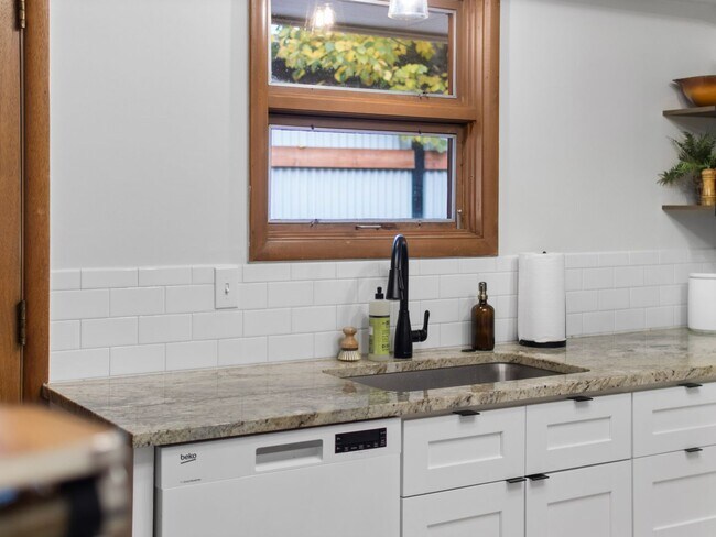 Building Photo - Beautiful FULLY FURNISHED TWO BEDROOM DUPLEX!