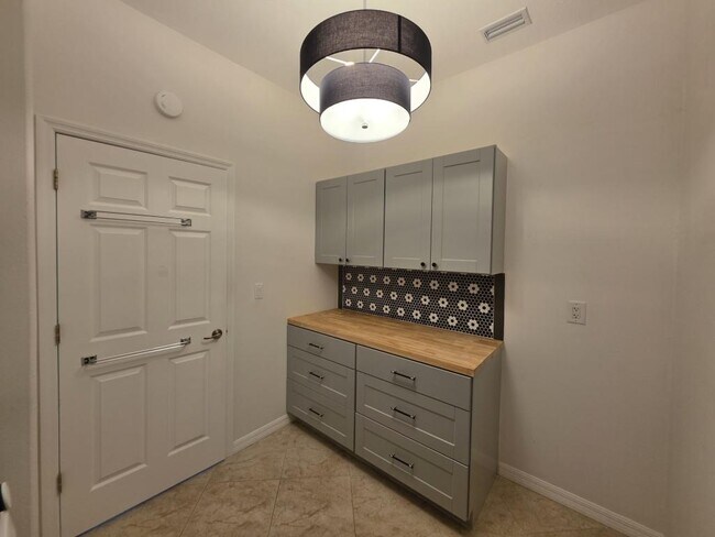 Building Photo - 4492 Golf Club Ln