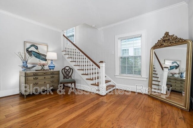 Building Photo - 1807 Sunset Dr