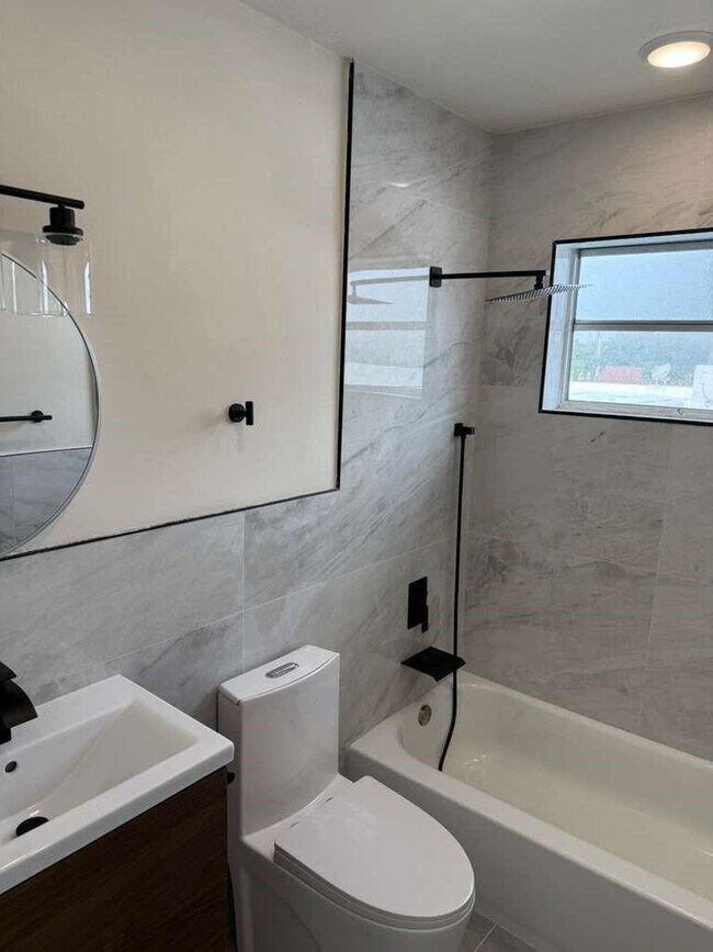 Building Photo - 101 SE 9th St