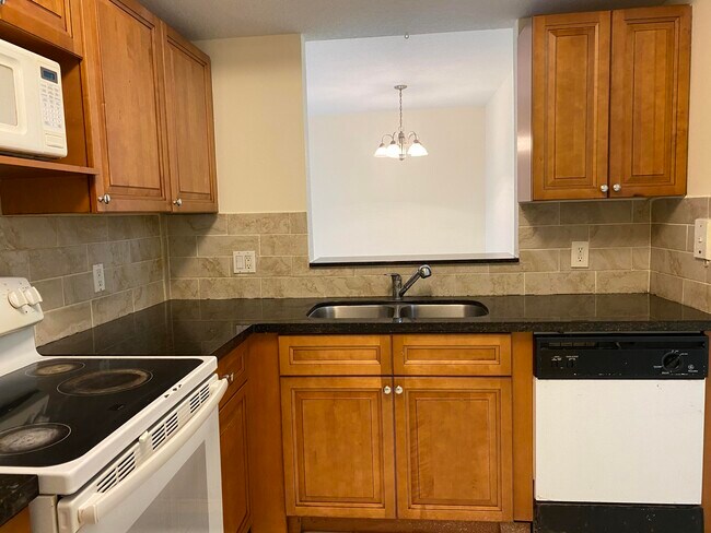 Building Photo - 1157 Golden Lakes Blvd