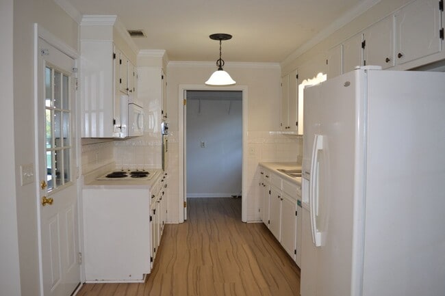 Building Photo - 222 Mary St