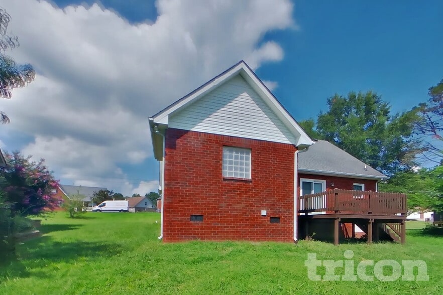 Building Photo - 5013 Claude Dr