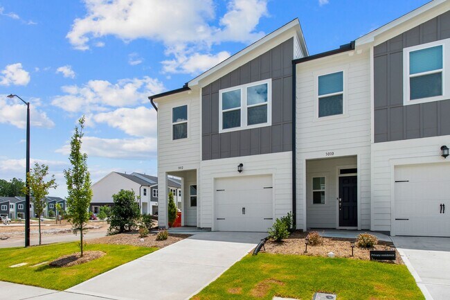 Building Photo - Spacious End-Unit 3-Bedroom Townhome in Pr...