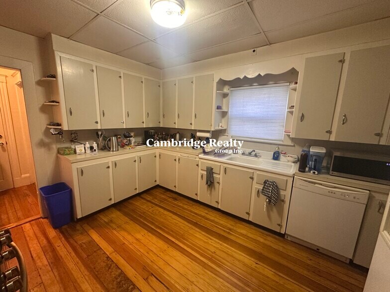 Building Photo - 147 Willow Ave