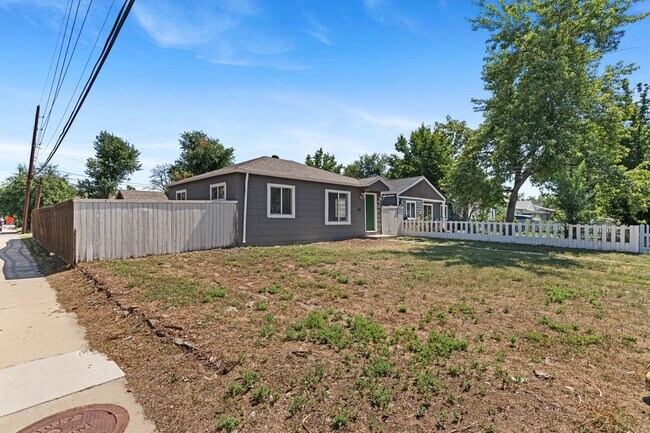 Building Photo - Newly Renovated 2 bed/1 bath home!!