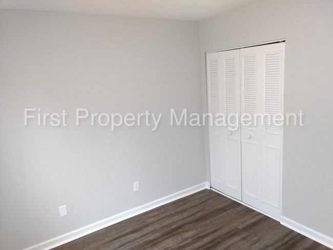 Building Photo - 2 bedroom 1 bath Duplex East Ridge