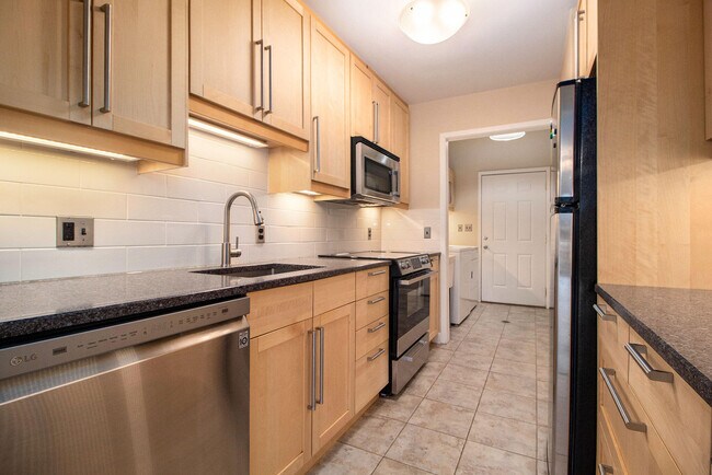 Building Photo - 614 Peninsula Ct