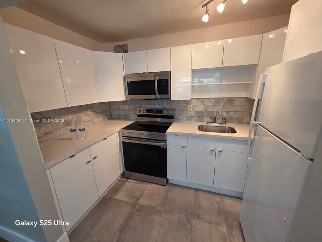 Primary Photo - 4732 SW 33rd Ave