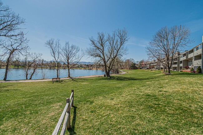 Building Photo - Spacious 3BD, 3BA Lakewood Townhome with F...