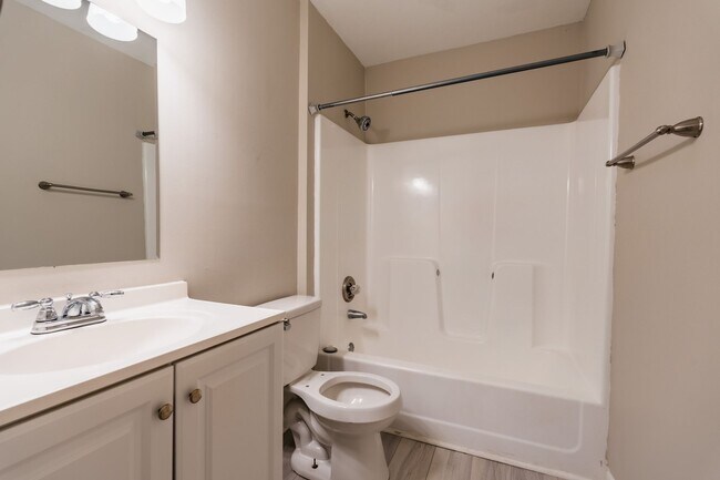 Building Photo - 600-635 Hilltop Dr-HT 2-Story 2bd/1ba