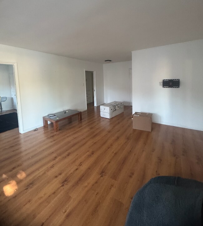 Building Photo - 2119 1/2 S Beverly Glen Blvd