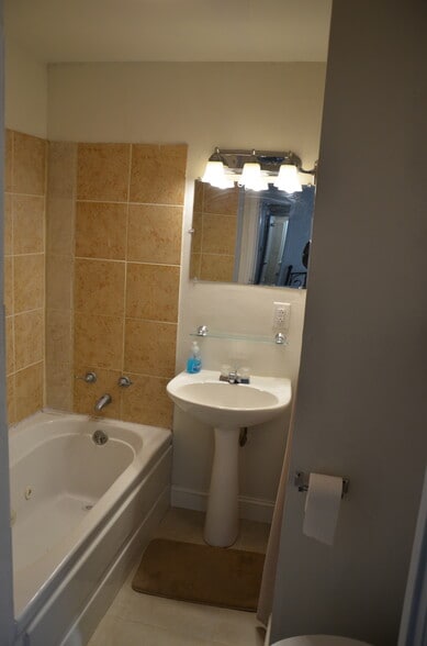 Owners suit bathroom - 115 Phipps St