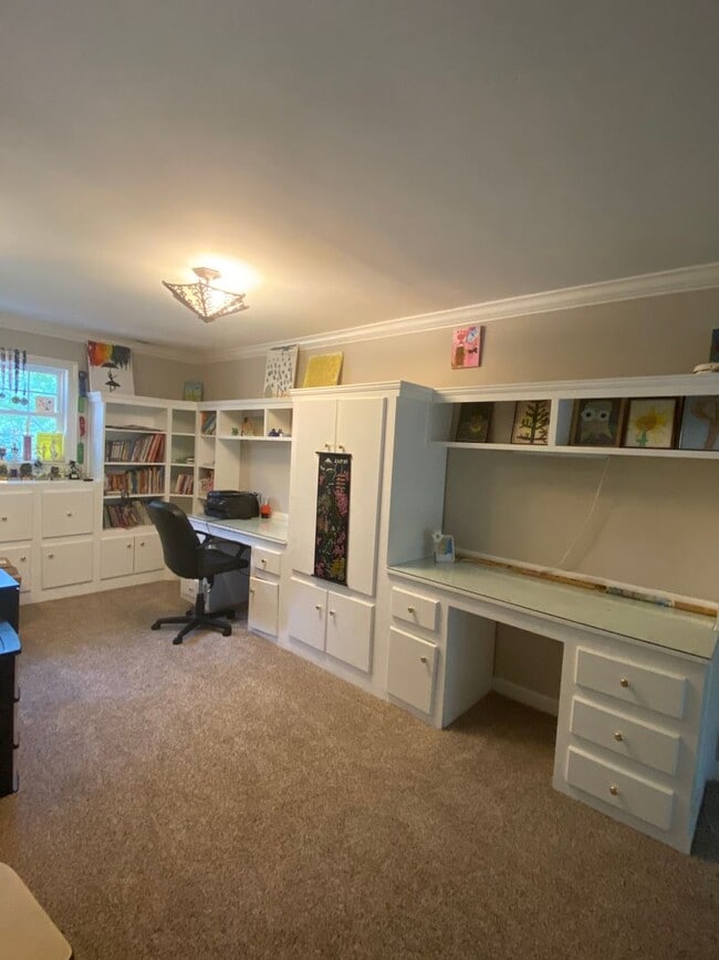 Building Photo - Beautiful Brick Home for Rent – Spacious, Bright & Welcoming