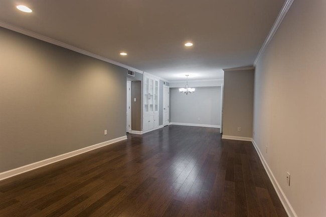 Building Photo - 359 N Post Oak Ln