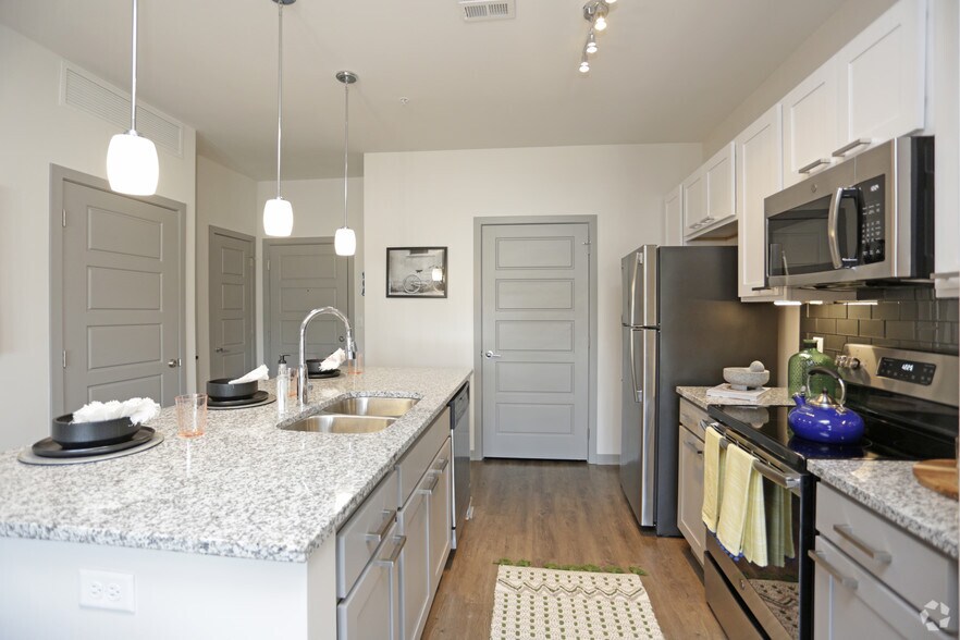 1BR, 1BA - Boulevard/712 SF - Crossroads Westside