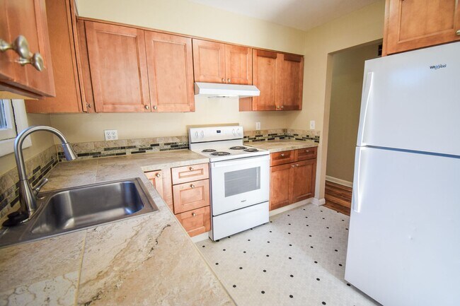 Building Photo - 3 Bedroom 1Bath House, Quiet neighborhood with park across the street