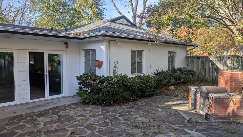 Building Photo - 1816 W Main St