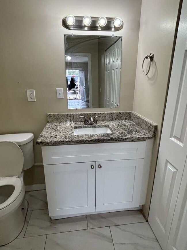 Building Photo - 1120 Union St S